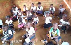 Kids on stone, Kongo Central